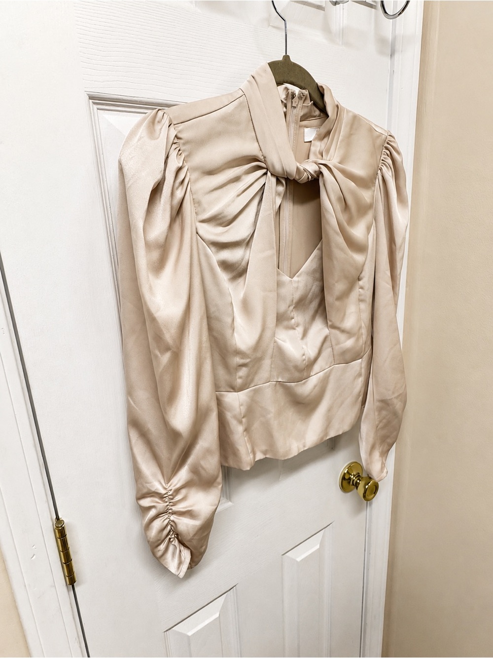 ASTR The Label Champagne Satin Tie Neck Puff Sleeve Blouse Size M - Picture 4 of 14